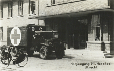 605665 Gezicht op de hoofdingang van het Centraal Militair Hospitaal (Joseph Haydnlaan 2) te Utrecht, met links een ...